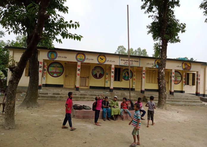 ঠাকুরগাঁওয়ের পীরগঞ্জের এক প্রাথমিক বিদ্যালয়ে শিক্ষকদের স্বেচ্ছারারিতা